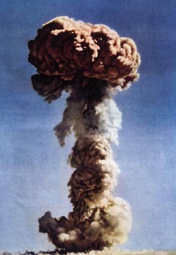 我国第一颗原子弹于1964年10月16日在西部地区爆炸成功。